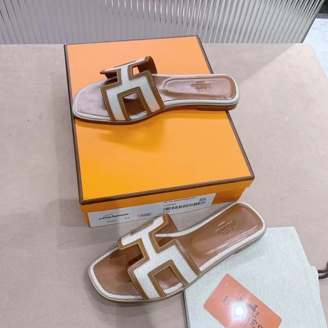 👟👟Ex-factory price 480👟👟 Denim canvas series New revision (Hermès) Packaging upgrade, version workmanship upgrade The highest version of Hermes handmade shoes in the market Top product Hermès H slippers Flat slippers —————————— The most classic, real handmade shoes, even the number of stitches is the same as the original version, purely handmade by masters The highest version in the industry Italian imported cowhide + original customized Australian sheepskin feet + genuine leather outsole, top exclusive packaging box 35-39 (34.40.41.42 custom-made, non-refundable)